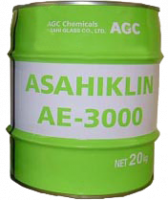 Grüne Stahltonne mit Aufschrift AGC ASAHIKLIN AE-3000